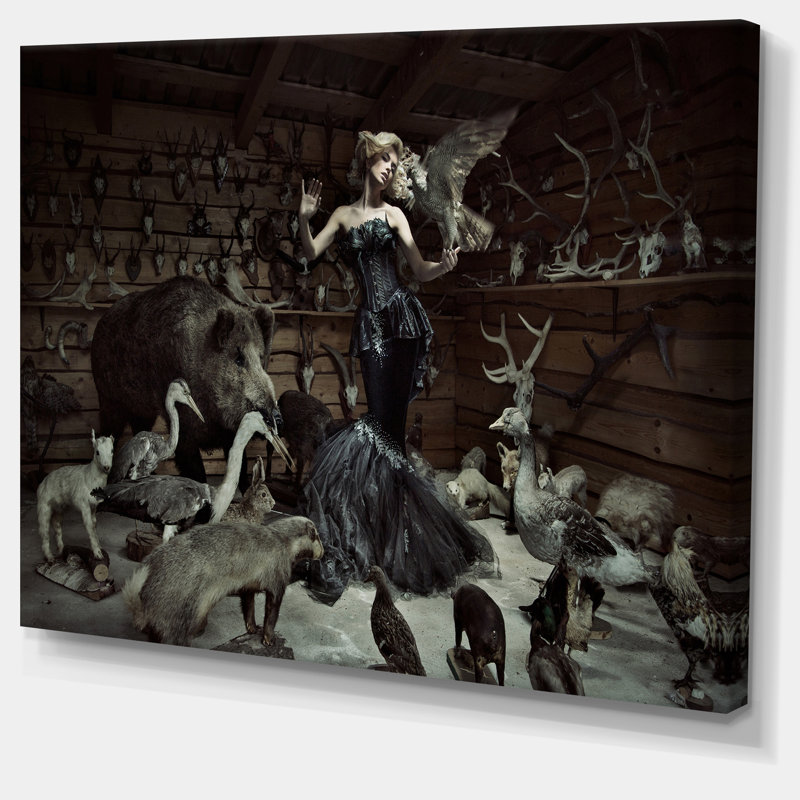 Femme parmi des animaux sauvages - impression sur toile tendue, H 12 po x l 20 po