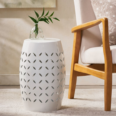 Table d'appoint tonneau en dentelle Lace-Cut, conception résistante aux intempéries et moderne pour les espaces extérieurs