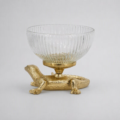 Coupe sur pied en forme de lézard doré finement travaillée, avec un plat en verre côtelé, idéale pour la décoration et le rangement.