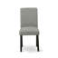 L'ensemble de salle à manger 6 pièces contient une table de salle à manger rectangulaire avec des pieds en V et 4 chaises rembourrées en tissu Shitake en lin avec un banc, finition noire brossée