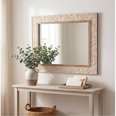 Miroir mural rétro vintage sculpté avec cadre jaune-beige orné, décor rétro pour le salon ou la chambre à coucher