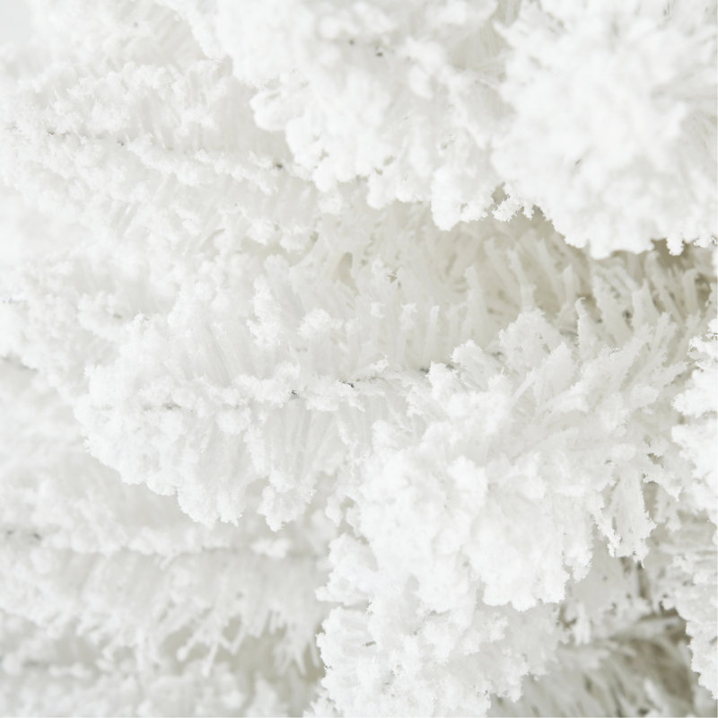 Arbre de Noël artificiel enneigé 6 pi, arbre de Noël mince avec branches réalistes et base en plastique pour décoration d'intérieur, blanc