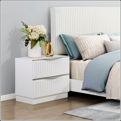 Luxueuse table de chevet à finition perle avec deux tiroirs, des panneaux texturés et des poignées élégantes pour un décor de chambre glamour