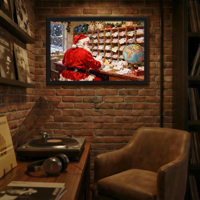 Père Noël, lecture de lettres au bureau avec globe