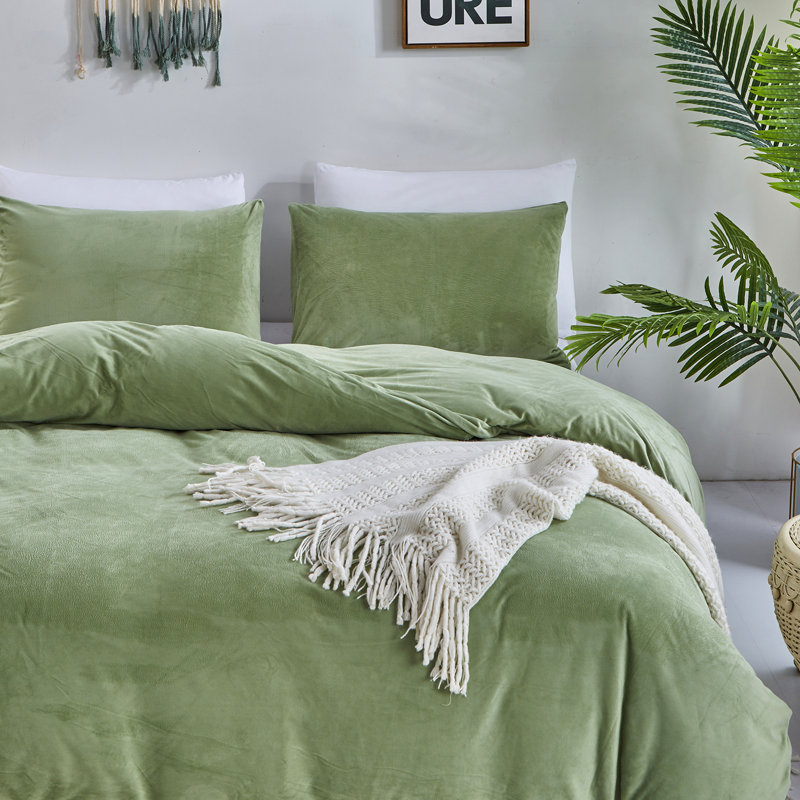 Wellboo 2 Pieces Pillowcases Standard Envelope Closure Pillowshams Pack of 2, Sage Green Velvet, 20inX26in