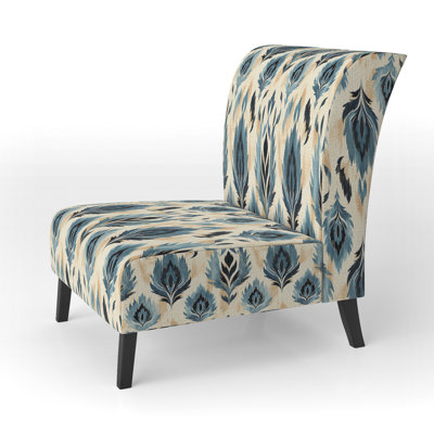 Fauteuil d'appoint bohème bleu et beige, recouvert de velours, motif ikat artisanal.