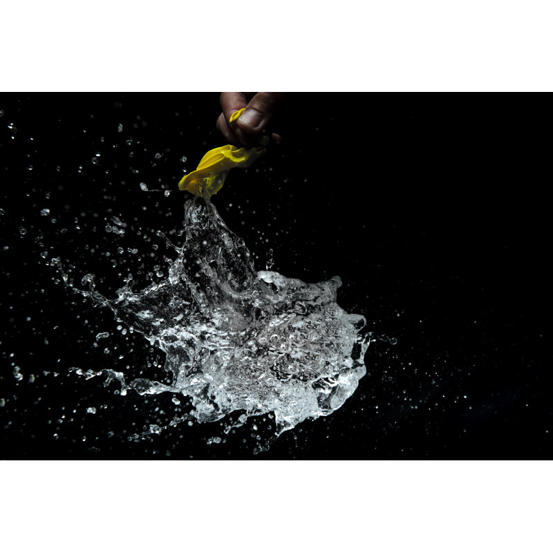 Bombe à eau par Stock_Colors, H 32 po x l 48 po