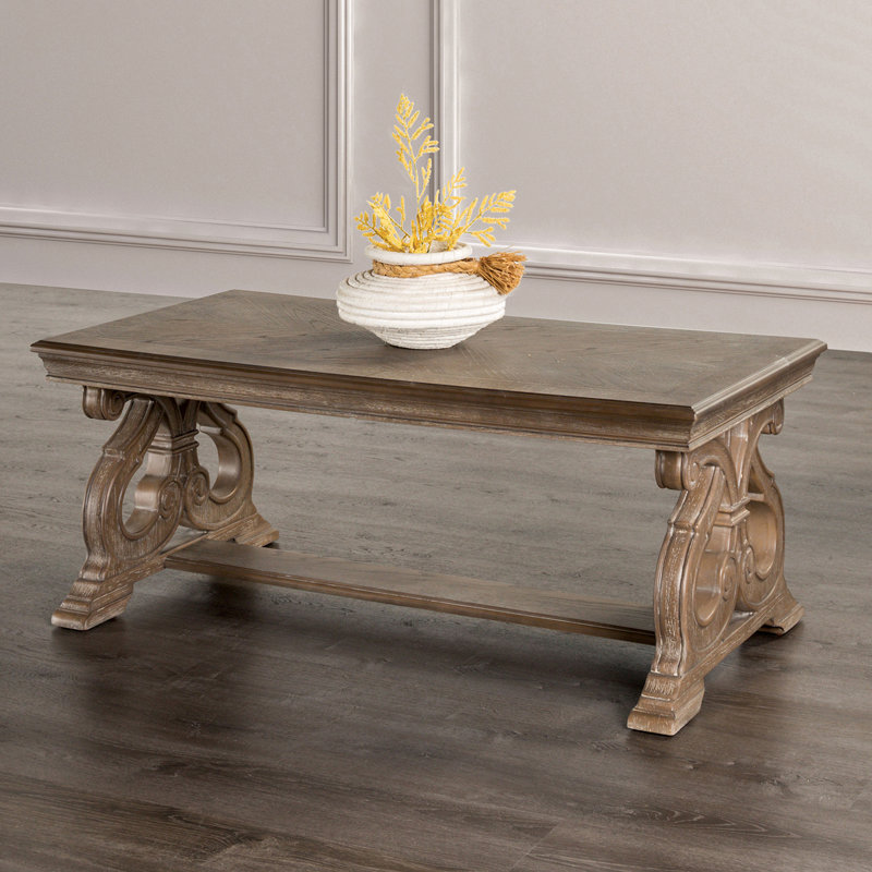 Table basse au design traditionnel avec détails, pieds à volutes, plateau de taille moyenne, finition en chêne massif patiné et placage, largeur de 28 po, poids de 60 lb