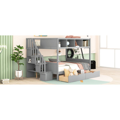 Lit superposé simple au-dessus d'un lit double gris avec tablettes et 2 tiroirs, escalier de rangement. Créez des tablettes et des tiroirs intérieurs de chambre à coucher élégants - Maximisez la fonctionnalité