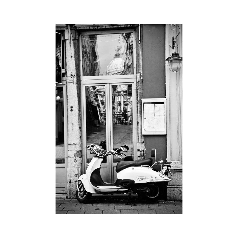«Reflective Scooter» par Susan Vizvary - photographie sur toile tendue, H 18 po x l 12 po x 1,5 po