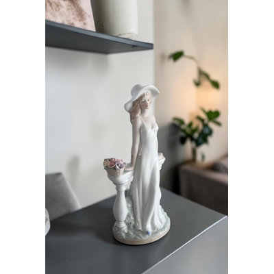 Statue élégante en porcelaine avec chapeau rose en porcelaine 6 po x 4 po x H 12 po