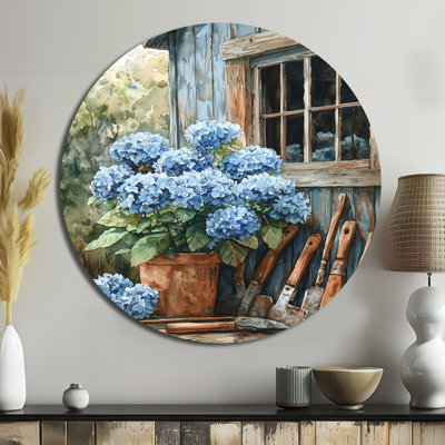 Hydrangeas by the Garden Shed - Hydrangea, art mural rond en métal, impression traditionnelle en métal bleu