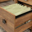Bureau de direction spacieux avec motif à chevrons élégant et six tiroirs pour un rangement organisé, idéal pour le bureau à domicile ou les jeux