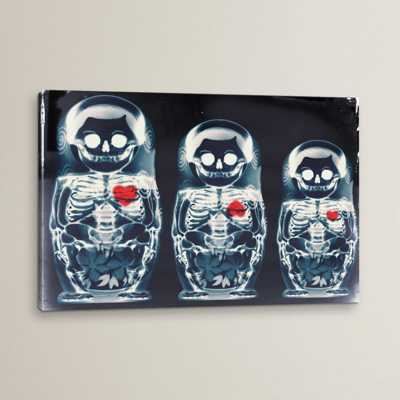 «Nesting Doll», impression sur toile tendue, H 18 po x l 26 po x P 1,5 po, Pas de tapis, Toile avec cadre flottant noir