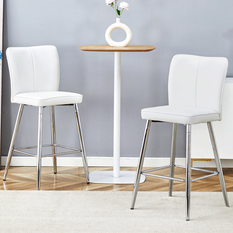 Ensemble de chaises de bar modernes en polyuréthane blanc - deux pièces, le dossier a une conception verticale et lisse avec des pieds en métal argenté. Convient pour un placement dans les bars, les salons, les bars et autres espaces.