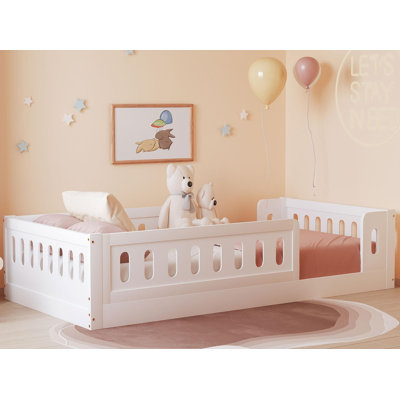 Lit plateforme simple en bois avec garde-corps