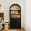 Bibliothèque de 61 po de hauteur de style Mid-Century moderne à 61 niveaux, 27,1 po de profondeur, 11,61 de largeur, trois tablettes spacieuses, bibliothèque avec porte, arche élégante, rangement pour objets antiques