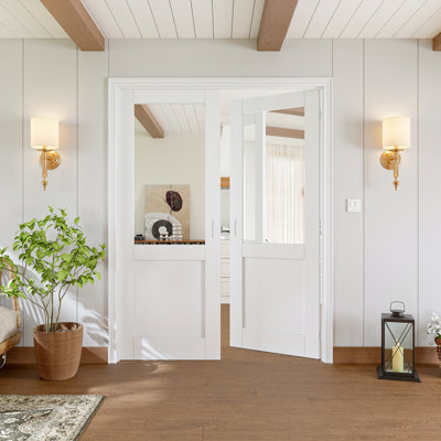 Intérieur demi-miroir avec porte française et noyau blanc avec cadre de porte française
