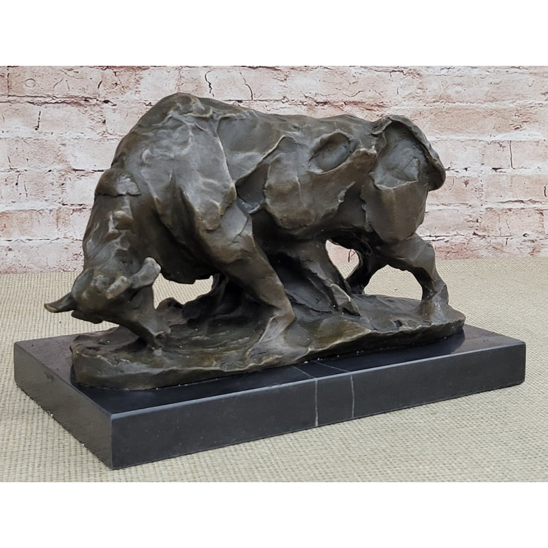 Sculpture de taureau chargeant