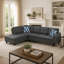 Canapé d'angle en L gris anthracite avec console porte-gobelets, pouf de rangement et coussins décoratifs.