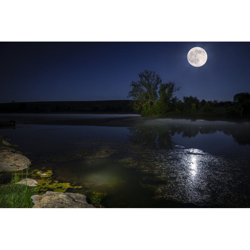 «Moon over Lake» par Alexeys - photographie sur toile tendue, L 12 po x H 8 po