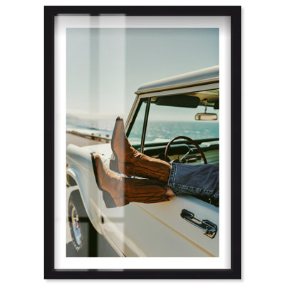 «Road Trip bottes II Shadowbox», reproduction de photo par Notoriart, cadre noir, 10 x 15