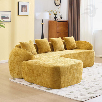 Canapé en forme de L en chenille jaune qui s'agence bien avec n'importe quel salon. Il est doté d'une éponge hautement élastique pour une assise confortable, d'accoudoirs courbés et de quatre coussins décoratifs.