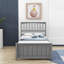 Lit plateforme simple en bois avec tête de lit-535784238