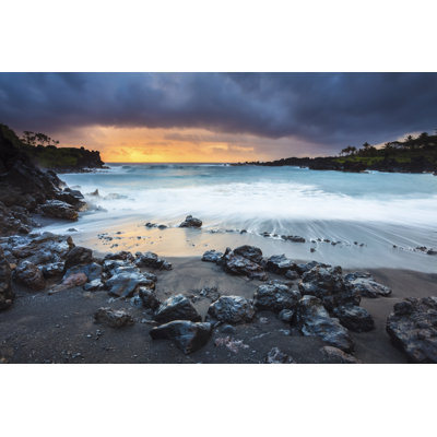 Plage de sable noir par Glowingearth