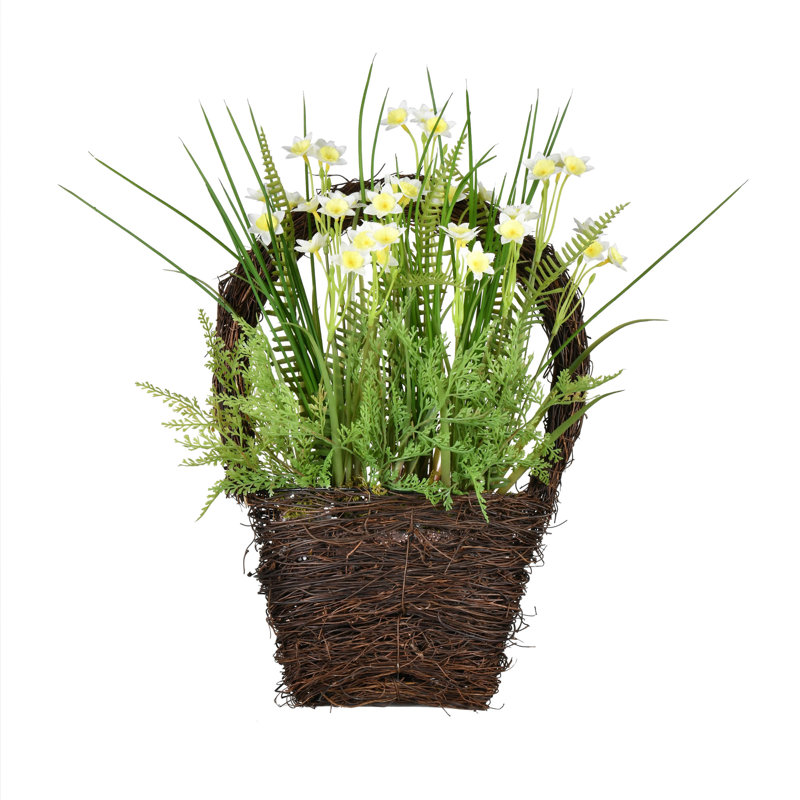 Arrangement floral dans un panier jonquille