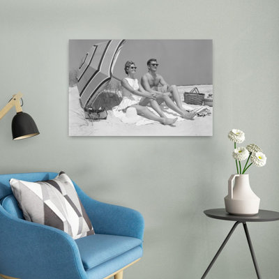 1960s, couple, dans, lunettes soleil, séance, sur, plage, couverture, à, jambes étendues, à, parapluie, rétro, rétro, plage, portrait, art mural
