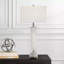 Lampe de table piédestal en verre givré et Lucite - épurée, chic et sans effort