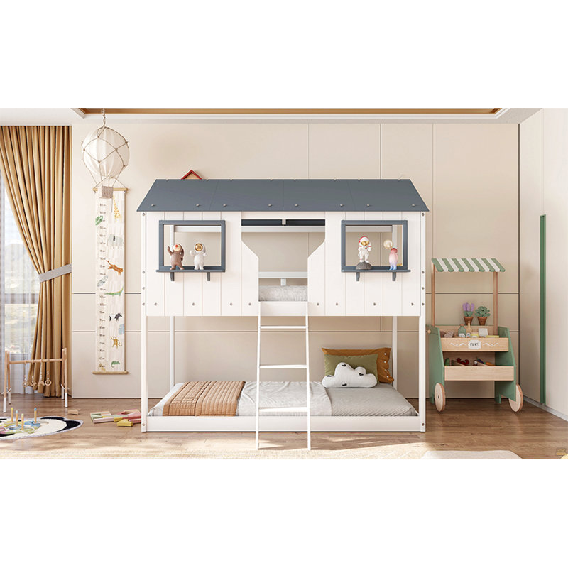 Lit superposé simple au-dessus d'un lit simple en bois avec toit, fenêtre, garde-corps et échelle