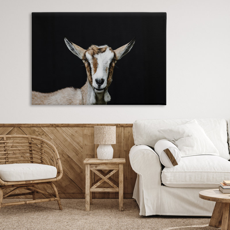 Visage de chèvre sur toile noire, design par Amy Carroll, H 30 po x l 45 po