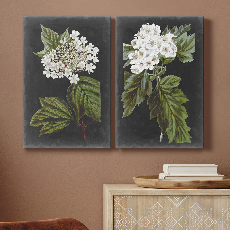 «Dramatic White Flowers III», toile tendue avec châssis de qualité supérieure - prête à être accrochée