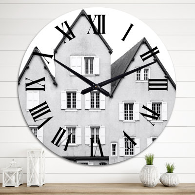 Ancien bâtiment avec volets sur fenêtres - Horloge murale industrielle