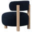 Fauteuil d'appoint bleu contemporain avec dossier texturé, patins en plastique et profil bas. Coussin en mousse bouclée et patins de sol pour la décoration intérieure.