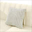 Canapé de luxe en velours à 3 places avec garnitures en acier inoxydable doré, design capitonné moderne Mid-Century et texture brodée pour des salons élégants-132952882