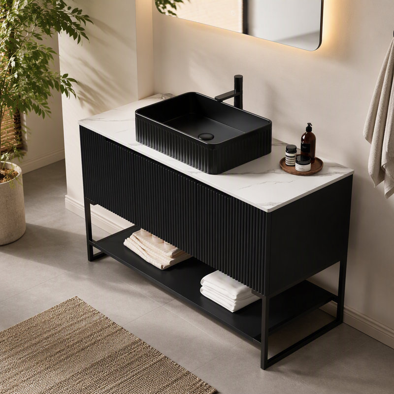 Ensemble de meuble-lavabo et de meuble-lavabo autoportant avec 3 portes et 3 tablettes ouvertes TULIO, lavabo rectangulaire en céramique noire et comptoir en pierre frittée blanc de Carrare, noir (nouveau SKU)