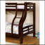 Lit simple au-dessus de la traverse supérieure de style transitionnel attaché à une échelle espresso sur les traverses supérieures du lit-830623720