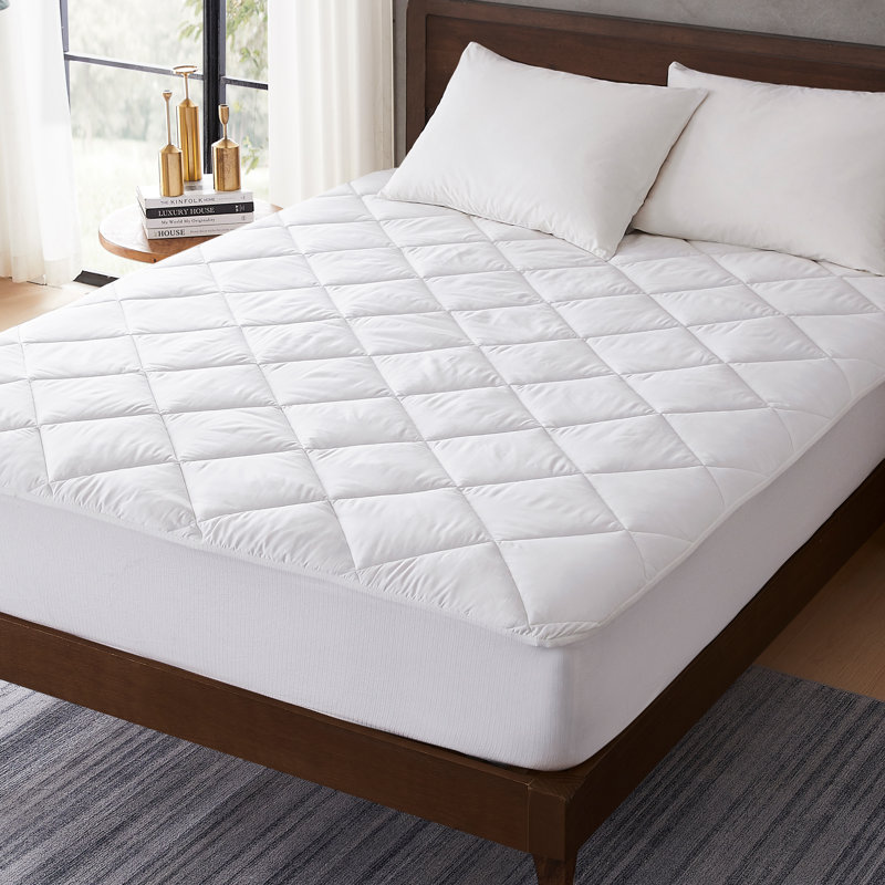 Eddie Bauer Luxury Medium Plush Mattress Pad - Hypoallergenic, Deep Pocket Design - 400 TC - Assembled In The USA, Queen