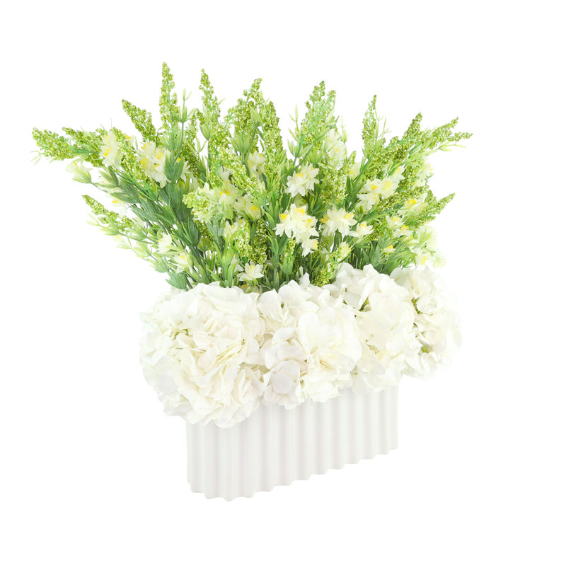 Hortensias et bruyère sauvage dans un vase en céramique
