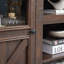 Meuble télé Farmhouse avec portes de grange, grande console de divertissement, tablettes réglables, gestion des câbles et conception classique