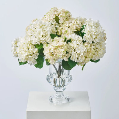 Arrangement de tous les jours dans un grand vase en verre biseauté réaliste
