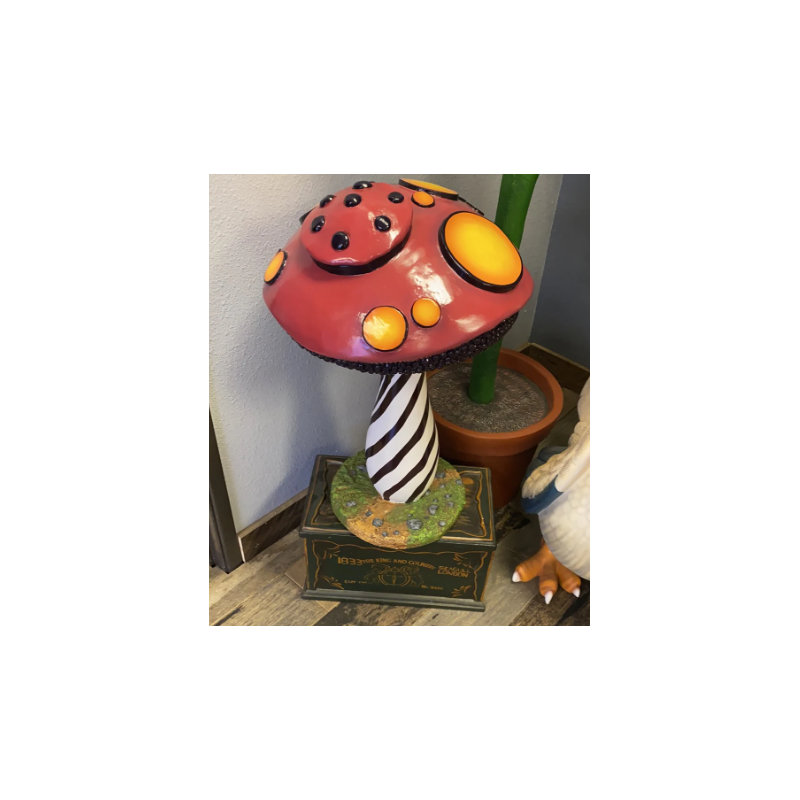 Statue de petit champignon rayé surdimensionné