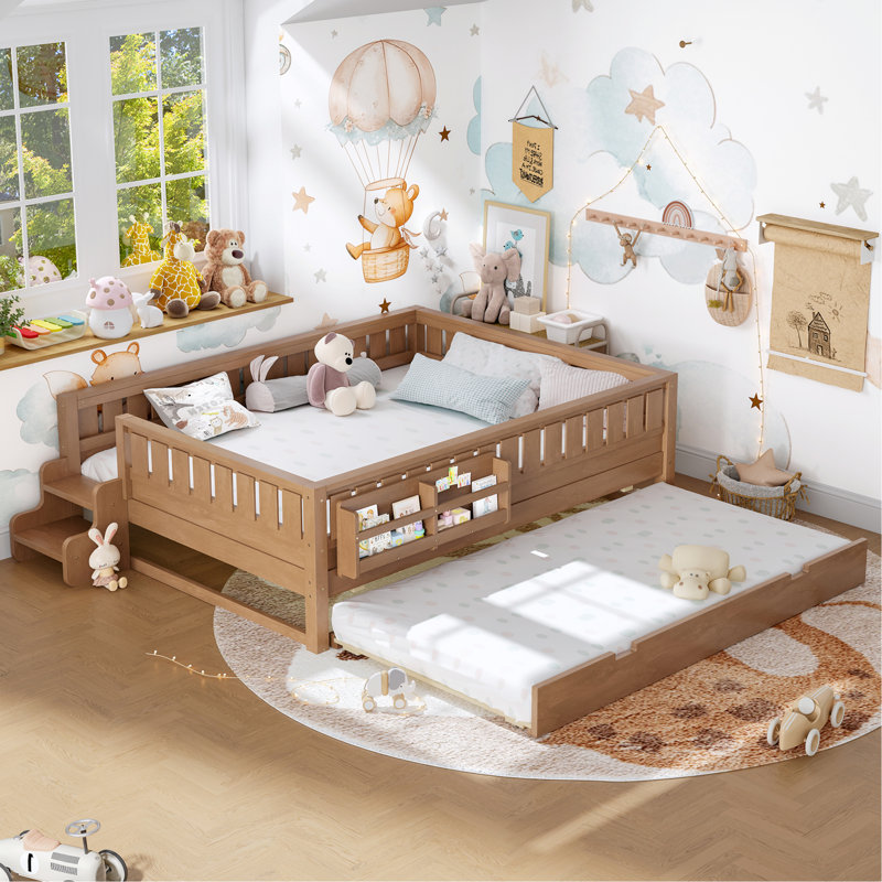 Lit dans la chambre à coucher avec tablettes intégrées et petit escalier, cadre de lit avec rails de sécurité et lit gigogne
