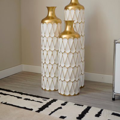 Ensemble de 3 vases géométriques en métal doré et blanc, hauteurs 31,5/27,17/22,83 pouces, vases de sol pour la décoration intérieure, centre de table décoratif pour un style champêtre moderne et une entrée glamour.
