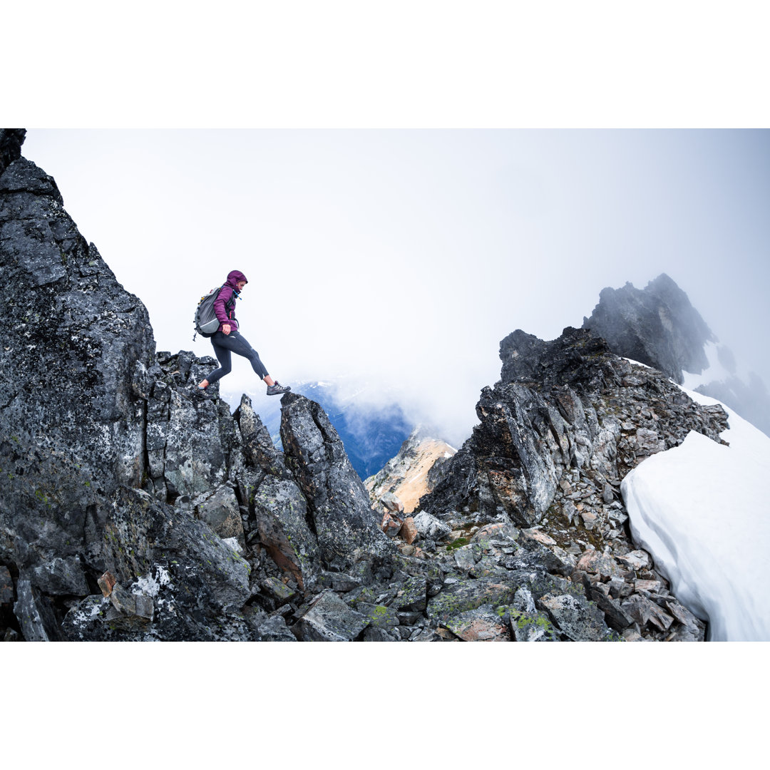 Gesunde glückliche Frau beim Wandern