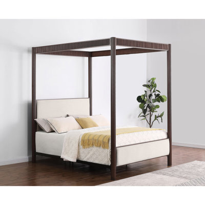 Grand lit à baldaquin en métal brun rouille avec tête de lit tapissier beige et, rainures verticales sur les poteaux, cadre ouvert pour tête de lit moderne, cadre, auvent, sommier tapissier nécessaire