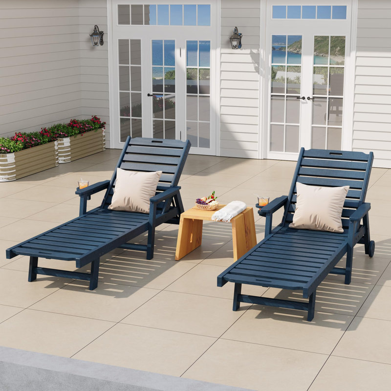 Chaise longue d'extérieur en bois PEHD avec roulettes, porte-gobelet et accoudoirs, chaise longue de piscine inclinable à 5 positions et supportant 500 lb pour la terrasse, la cour et le bord de la piscine, bleu marine